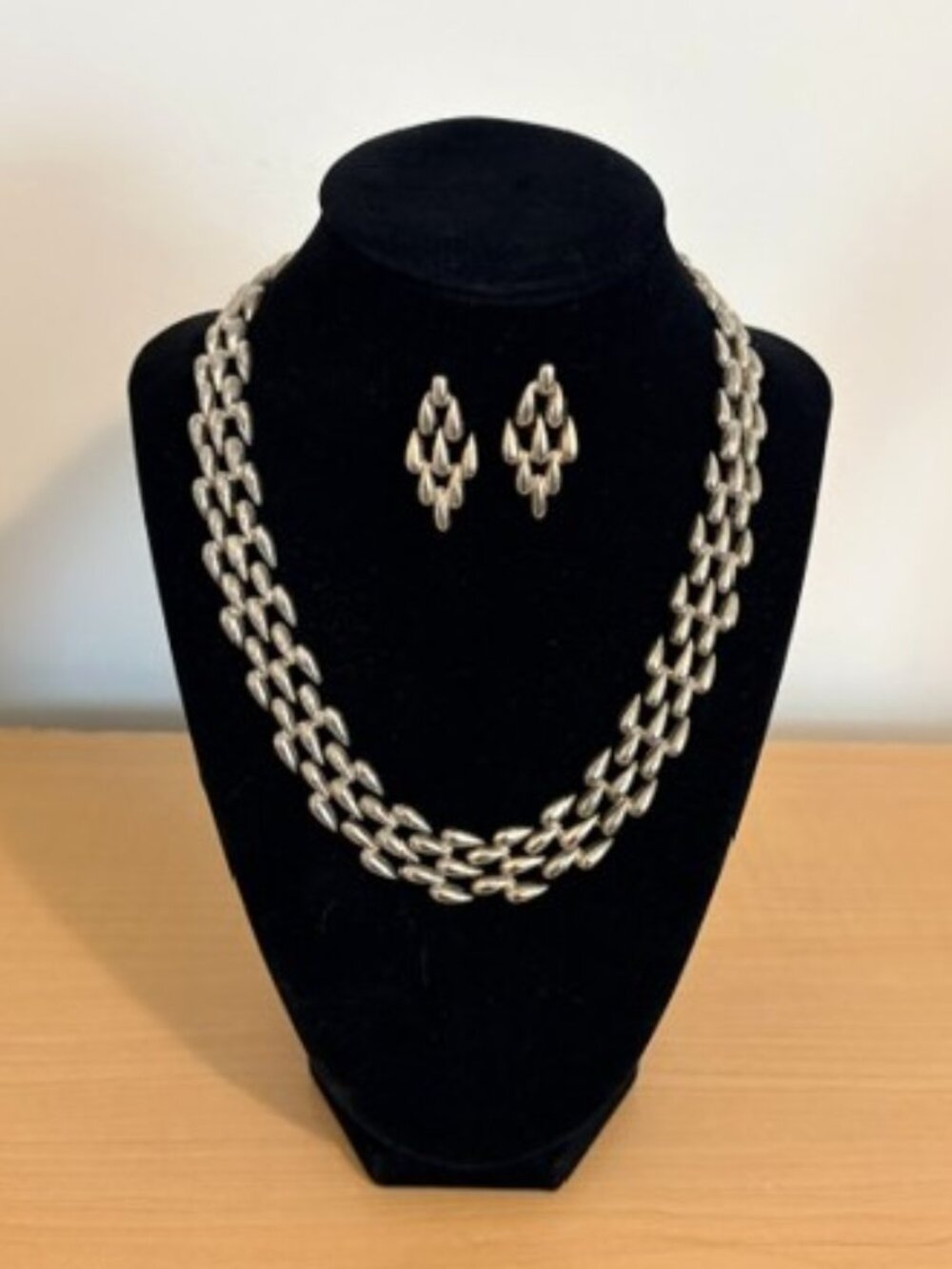 Silver Collar Necklace (18-Inches) with Matching Dangle Earrings
